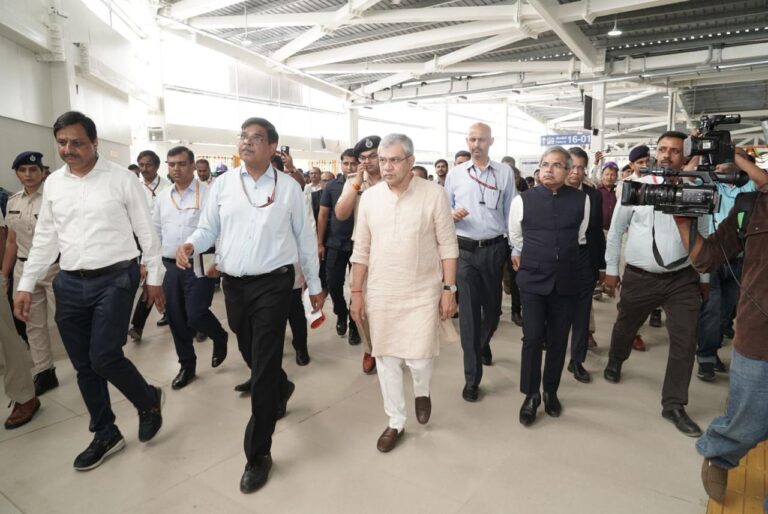 Railway: नयी दिल्ली पर भीड़ को नियंत्रित करने के लिए खुला यात्री सुविधा केंद्र