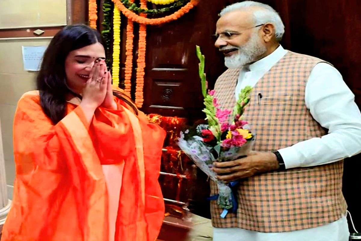 pm modi swati mishra| PM Modi hummed Swati Mishra's bhajan on stage