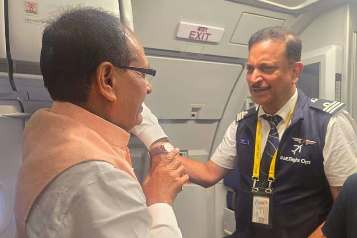 shivraj singh chauhan| Shivraj Singh Chouhan was impressed by Captain Rajiv Pratap Rudy's style on the flight.