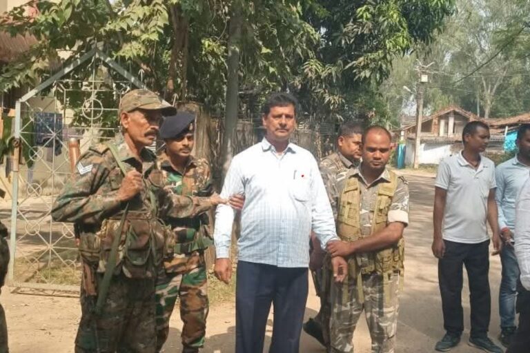 लातेहार में काम रोककर बड़ा बाबू कर रहे थे 65 हजार की मांग, ACB ने दबोचा तो घूस का ‘भूत’ उतर गया