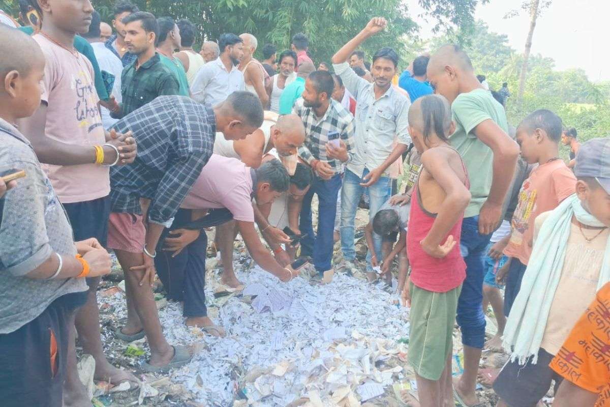 Bihar Election 2025 Thousands of VVPAT slips thrown in Samastipur election commission