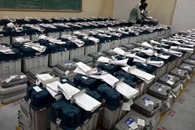 Bihar Election 2025: स्ट्रांग रूम पहुंचे मुख्य निर्वाचन पदाधिकारी, डीएम को दिए जरूरी निर्देश