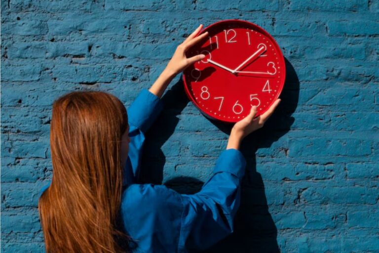 Clock Vastu Tips: गलत दिशा में लगी घड़ी बिगाड़ सकती है किस्मत—जानें ज्योतिषीय कारण