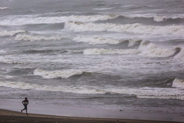 Cyclone Alert: 48 घंटे भारी बारिश, 70 किलोमीटर की रफ्तार से तेज हवा, तूफान दित्वा मचा सकता है तबाही!