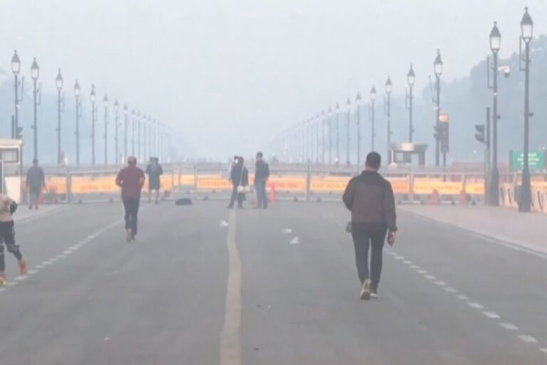 AQI खराब श्रेणी में होने की वजह से दिल्ली की हवा दमघोंटू,देखें वीडियो