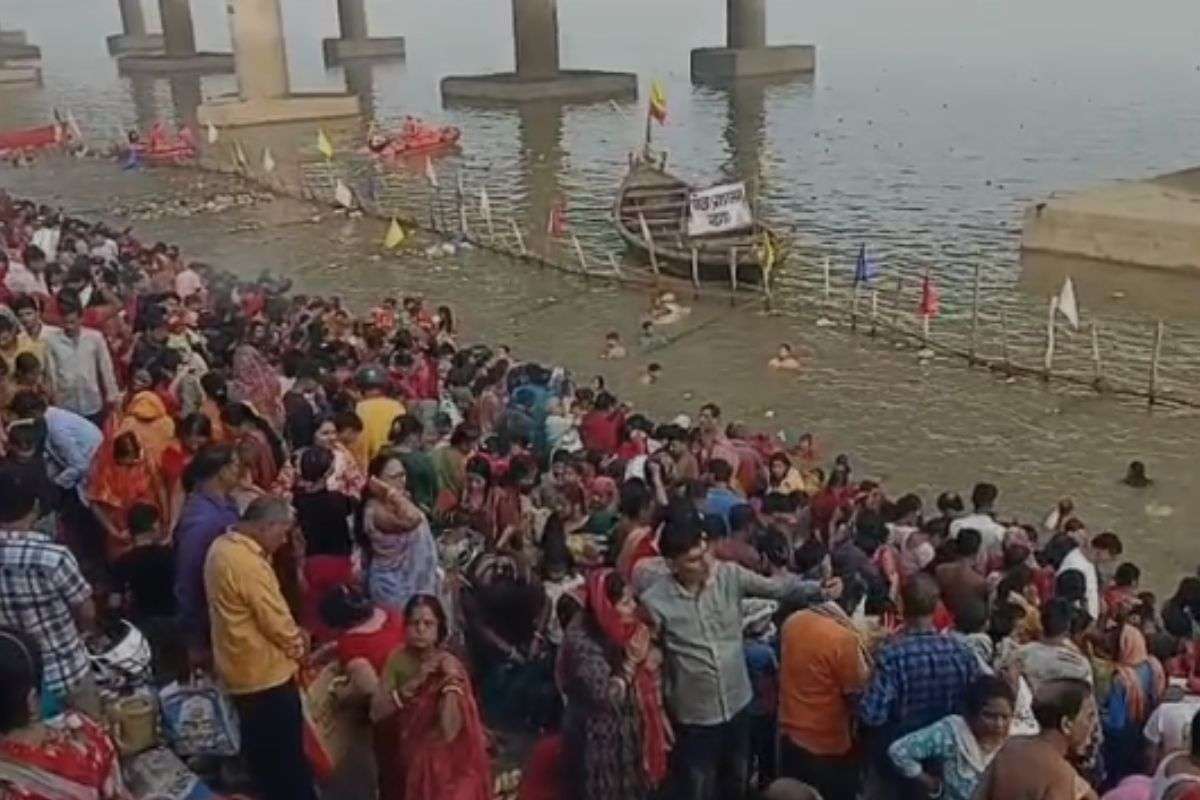 Devotees take holy dip at Ganga Ghats on Kartik Purnima (2)
