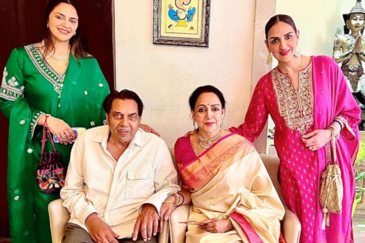Dharmendra and Hema Malini With Daughters