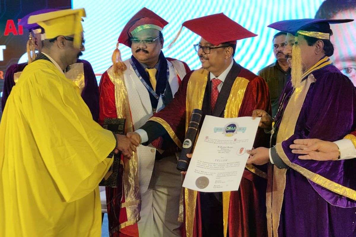 पटना के डॉ. प्रभात रंजन को मिला कॉमनवेल्थ मेडिकल एसोसिएशन फेलोशिप अवार्ड, Cji सूर्यकांत ने हैदराबाद में किया सम्मानित 1 Dr. Prabhat Ranjan And Cji Surya Kant