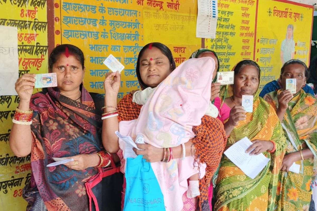 Ghatshila By Election 2025 Live: पूर्व CM चंपाई सोरेन का दावा- झामुमो के लोग घाटशिला के गांवों में बांट रहे पैसे