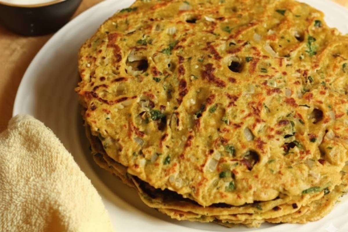 Methi Thalipeeth Recipe: नाश्ते में सर्व करें गरमागरम और कुरकुरा मेथी थालीपीठ – पढ़ें आसान रेसिपी 2 Methi Thalipeeth Recipe Vegetarian
