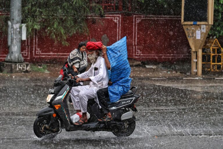 Heavy Rain Cold Wave Alert: 72 घंटे तक चलेगी शीतलहर, इन राज्यों में लुढ़का पारा, इन इलाकों में होगी बारिश