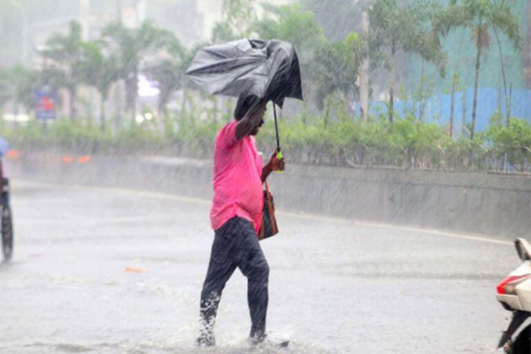Heavy Rain Warning: बंगाल की खाड़ी में बन रहा नया सिस्टम, मंडरा रहा चक्रवाती तूफान ‘सेन-यार’ का खतरा! इन राज्यों में खतरे की घंटी