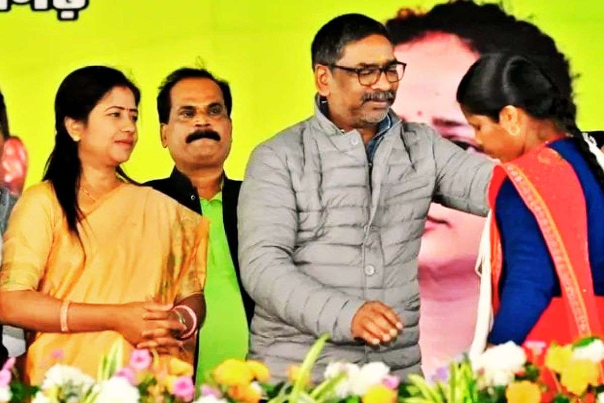 हेमंत सोरेन ने दादा सोबरन मांझी को दी श्रद्धांजलि, बोले- दलालों के लिए बंद होंगे सरकारी कार्यालयों के दरवाजे 4 Hemant Soren In Ramgarh