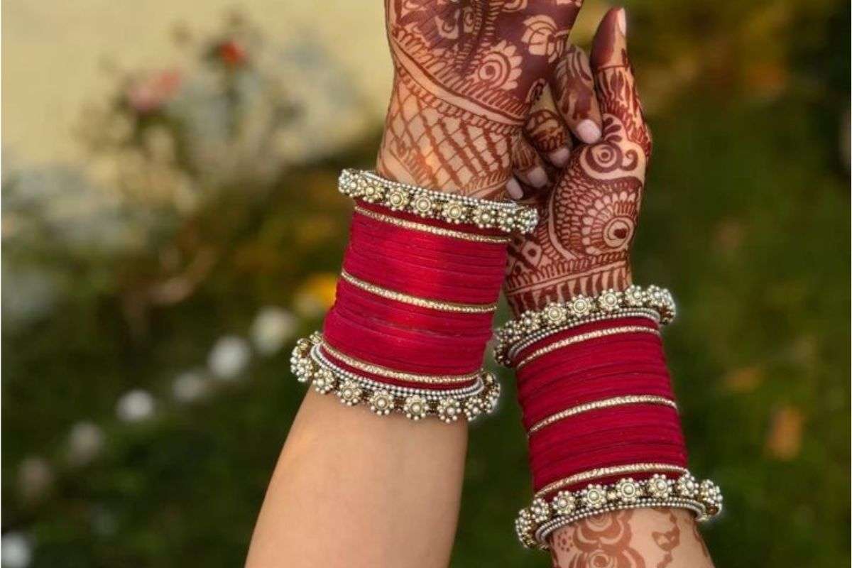 Latest Glass Bangles Design: साड़ी और लहंगे के साथ ट्राय करें ये कलरफुल चूड़ी कॉम्बिनेशन और दिखें सबसे ट्रेंडी 4 Latest Glass Bangles Design 1