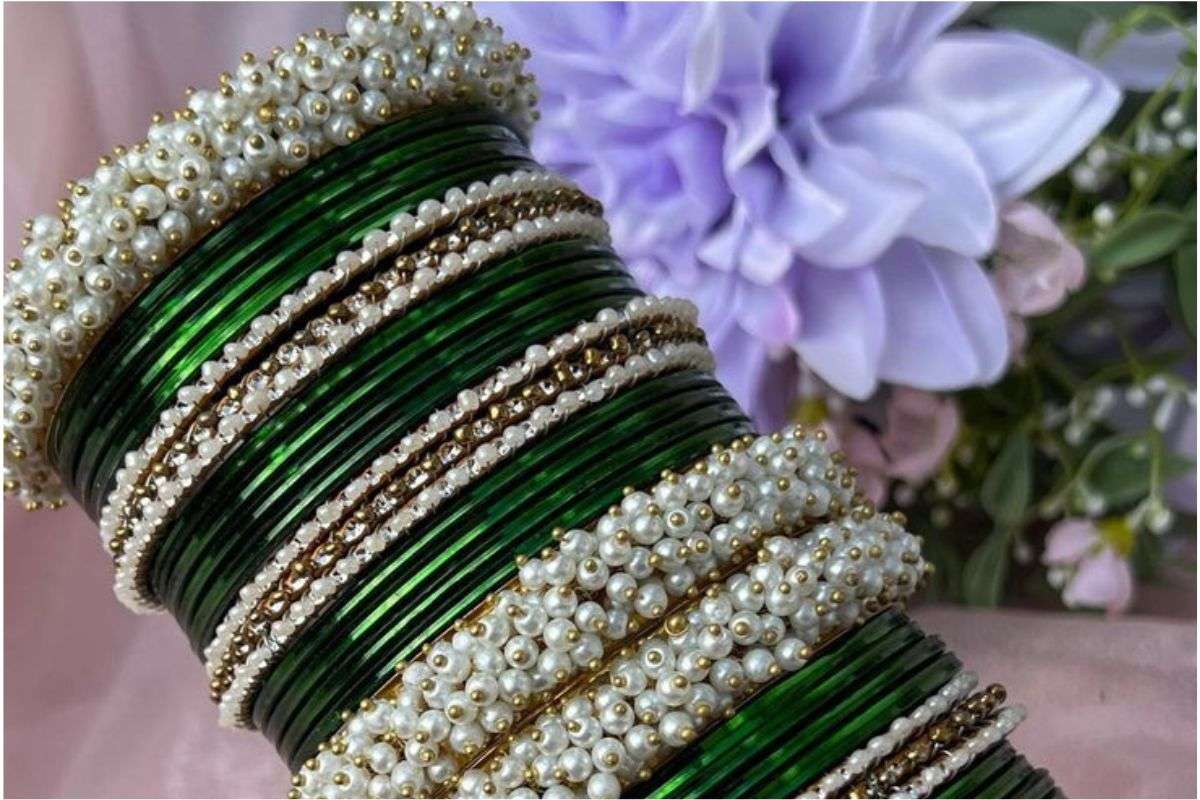 Latest Glass Bangles Design: साड़ी और लहंगे के साथ ट्राय करें ये कलरफुल चूड़ी कॉम्बिनेशन और दिखें सबसे ट्रेंडी 2 Latest Glass Bangles Design
