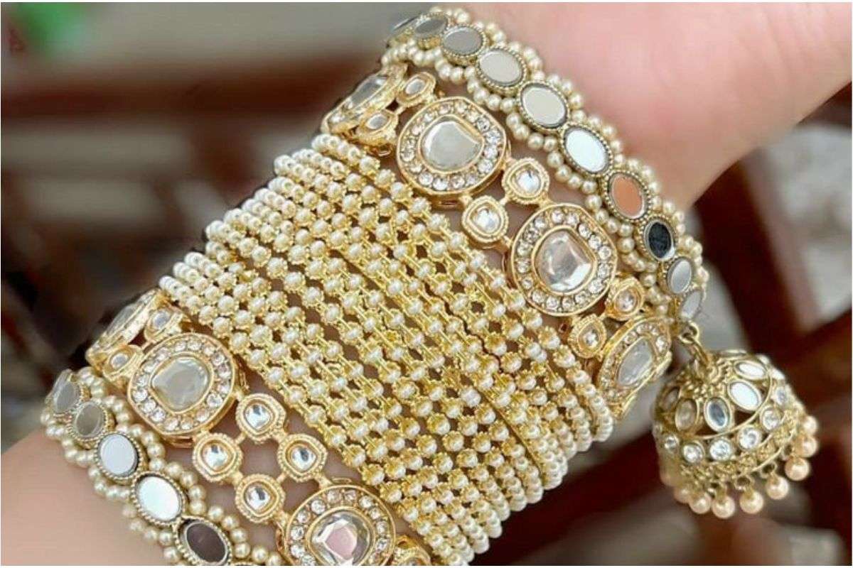 Latest Velvet Bangles Designs For Brides: शादियों से लेकर पार्टी तक, हर मौके पर परफेक्ट 5 Latest Velvet Bangles Designs For Brides 4