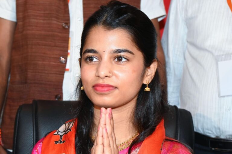 शपथ लिए बिना ही काम पर लग गईं मैथिली ठाकुर, विपक्ष के सवाल पर किया किनारा 