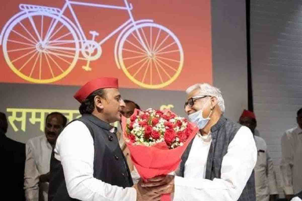 Mata Prasad Pandey with Akhilesh Yadav