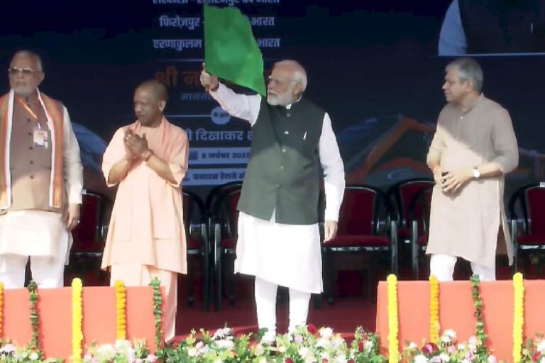 Vande Bharat Express : पीएम मोदी ने 4 नई वंदे भारत एक्सप्रेस ट्रेन को हरी झंडी दिखाकर रवाना किया