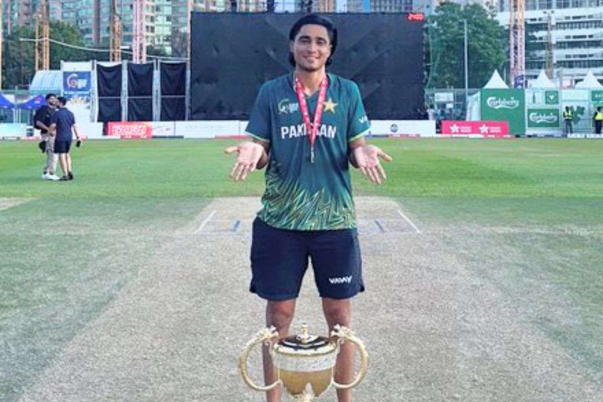 Hong Kong Sixes Final: Muhammad Shehzad With Winning Trophy