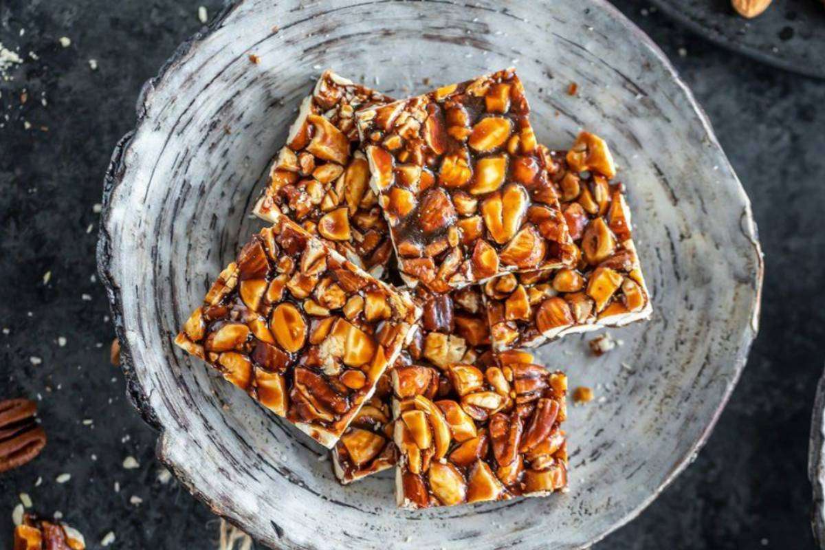 Weight Loss Peanut Snacks Recipe: वजन कम करने में मदद करेंगे ये 3 हेल्दी पीनट स्नैक्स - बेहद आसान है इन्हें बनाना 1 Peanut Gud Chikki For Winters