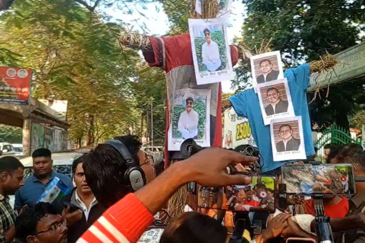 RJD Worker protest outside Party Office