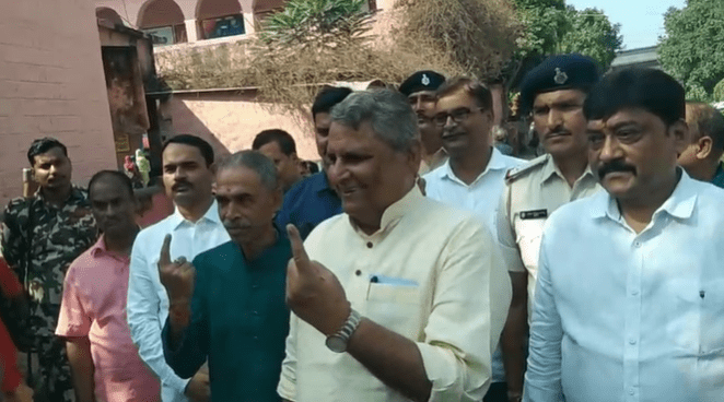 Bihar Election 2025: नीतीश, सम्राट, पवन, खेसारी सभी ने किया मतदान, लालू परिवार की फोटो में नहीं दिखे तेज प्रताप यादव 6 Screenshot 2025 11 06 105416