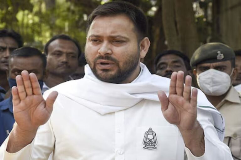 वोटिंग से पहले तेजस्वी के लिए राघोपुर से आई बुरी खबर, राकेश रौशन ने थामा बीजेपी का दामन