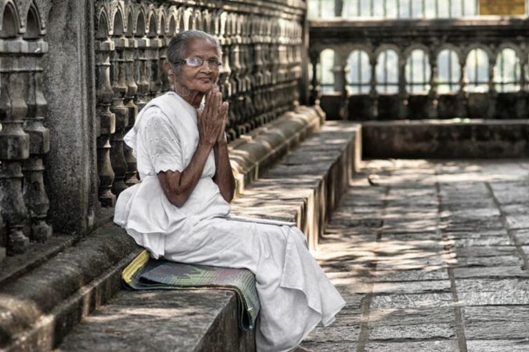 Temple Tradition: दर्शन के बाद मंदिर की पैड़ी पर क्यों बैठते थे हमारे बुजुर्ग?