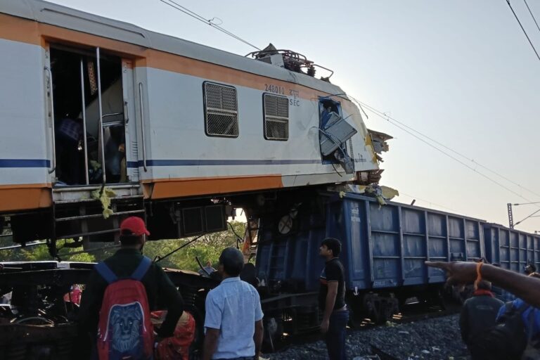 Train Accident: छत्तीसगढ़ में बड़ा रेल हादसा, मालगाड़ी से टकराई मेमू ट्रेन, हादसे में 5 की मौत, कई घायल