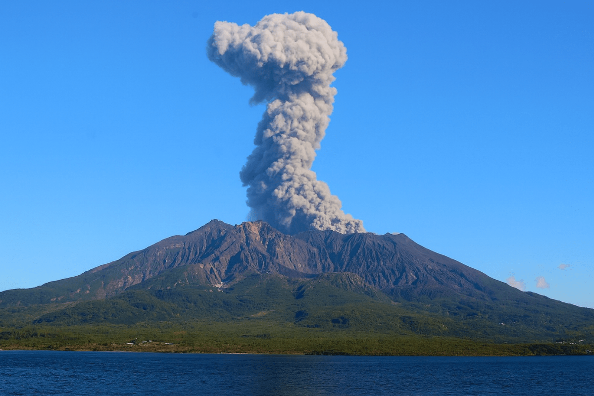 Volcano erupts on Japan's Sakurajima creating 4,400m high plume