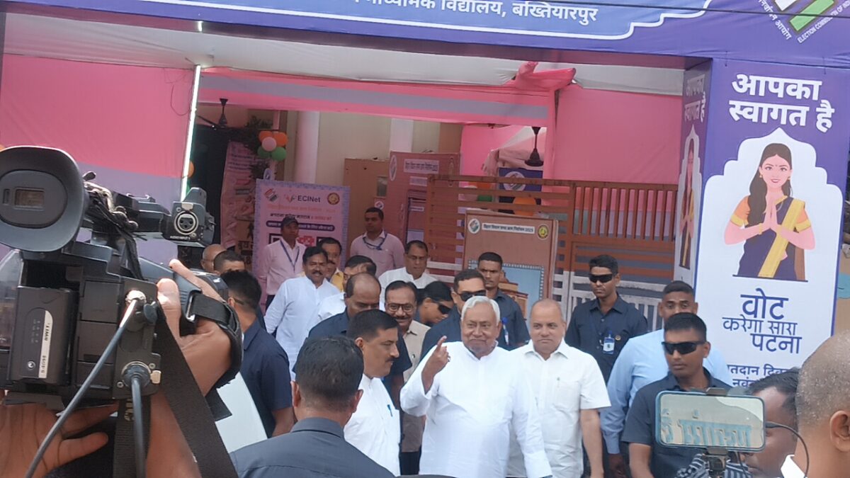 Bihar Election 2025: नीतीश, सम्राट, पवन, खेसारी सभी ने किया मतदान, लालू परिवार की फोटो में नहीं दिखे तेज प्रताप यादव 1 Whatsapp Image 2025 11 06 At 10.15.30 Am