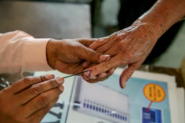 Bihar Election 2025: किशनगंज समेत 4 जिलों में 5 बूथों पर EVM खराब, 70 मिनट देर से शुरू हुई वोटिंग