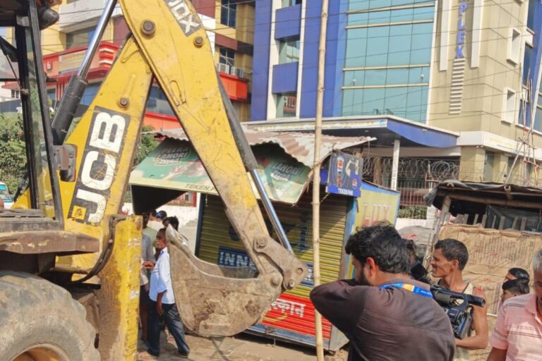 Operation Bulldozer: बिहार में ऑपरेशन बुलडोजर बेअसर, शराबबंदी की तरह स्थिति ”जस की तस”