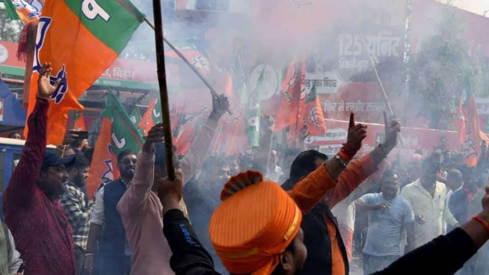 Bihar Election Result 2025: 'मजनुआ हमार बीजेपी लवर ह…' गाने पर Bjp ऑफिस में डांस, देखिए मोकामा और गया में जश्न की तस्वीरें 4 Buxar Bjp