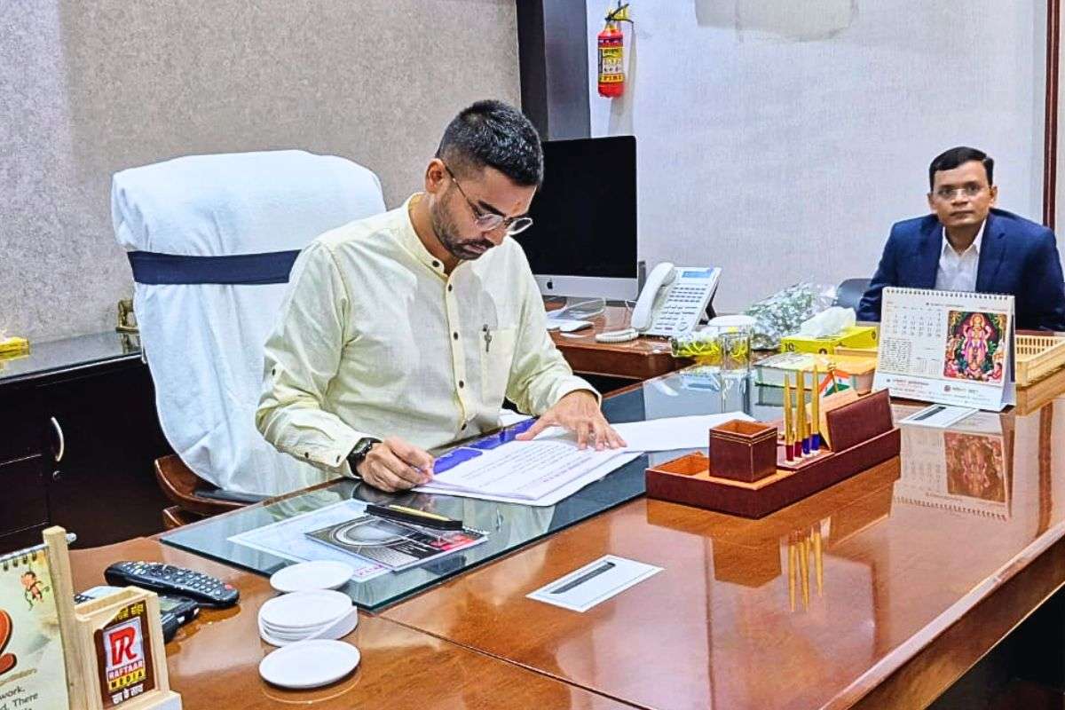 deepak kushwaha mantralay| Deepak Prakash arrived at the ministry to assume charge in an open shirt, jeans and crocs.