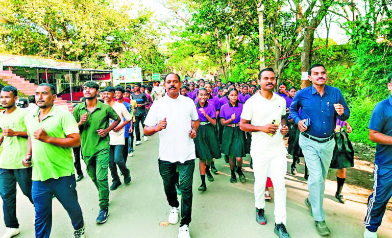 Chaibasa News : रन फॉर यूनिटी में उमड़ा उत्साह, थाना प्रभारी ने बच्चों को किया प्रोत्साहित