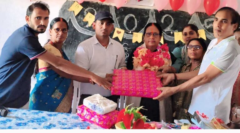 सेवानिवृत्ति के बाद शिक्षिका  को दी गयी विदाई