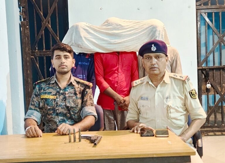 देवकुंड पुलिस की कार्रवाई : अवैध हथियार के साथ तीन युवक गिरफ्तार