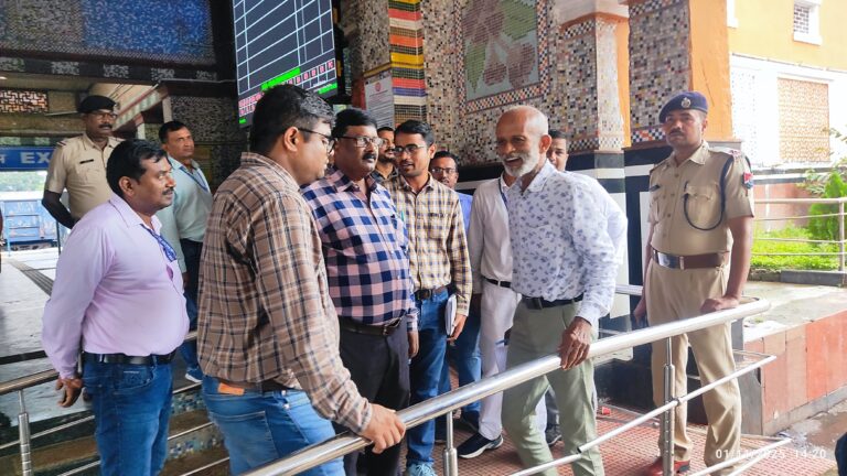 एडीआरएम ने ट्रेन व वैन में विभिन्न उपकरणों का करवाया प्रैक्टिकल