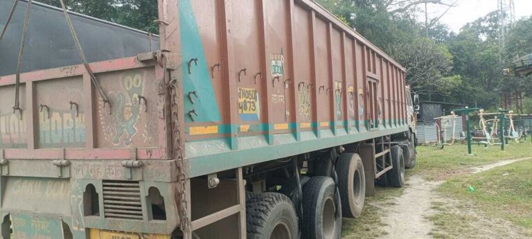 बिना चालक दो सौ मीटर लुढ़का टेलर, ऑटो से टक्कर