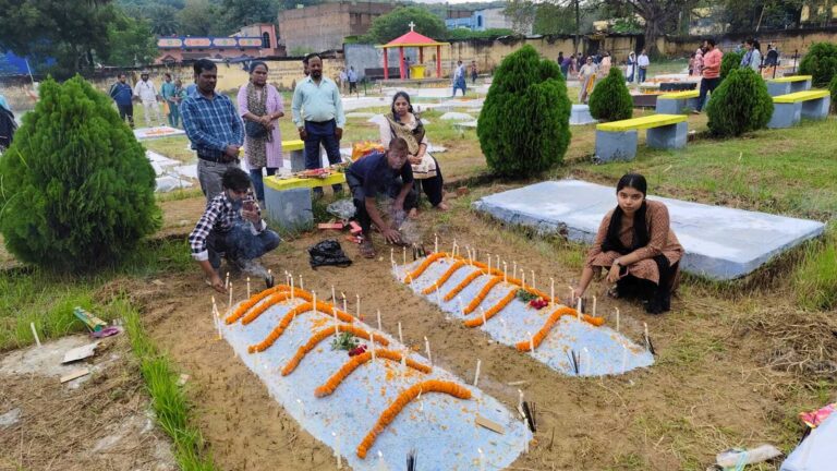 ईसाई समुदाय ने कब्रिस्तान में की अपने पूर्वजों के लिए पूजा