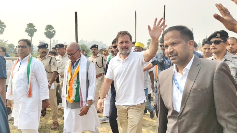 जितनी पढ़ाई करो, एग्जाम के दो दिन पहले पेपर लीक हो जायेगा : राहुल गांधी