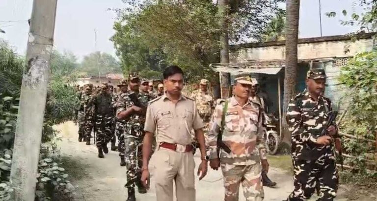 चुनाव को शांतिपूर्ण बनाने के लिए पुलिस ने किया एरिया डॉमिनेशन और फ्लैग मार्च