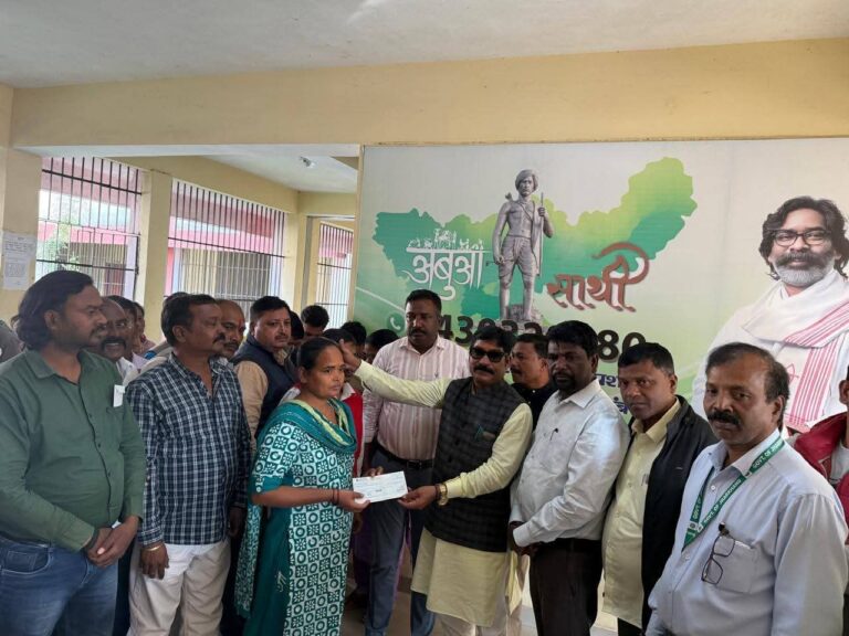 विधायक ने आपदा पीड़ित परिवारों के बीच 29 लाख के चेक बांटे