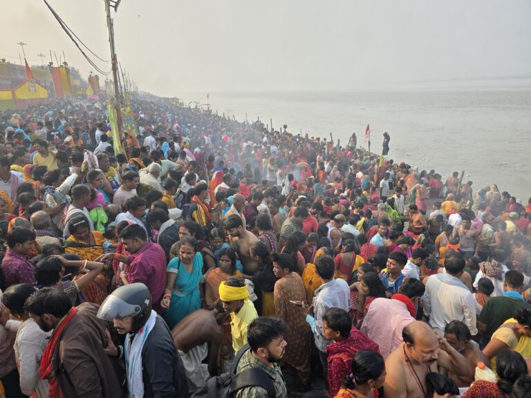 hajipur news. कार्तिक पूर्णिमा पर हजारों श्रद्धालुओं ने संगम में लगायी डुबकी