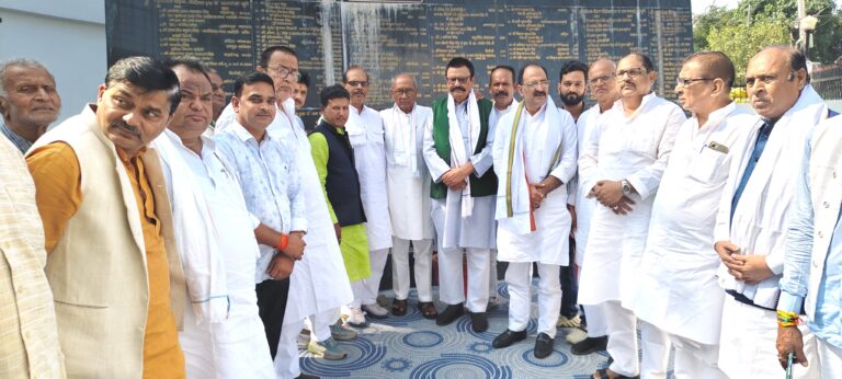 लोकतंत्र खतरे में, इवीएम पर नहीं है भरोसा: दिग्विजय सिंह