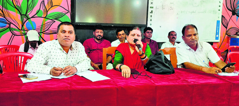 Chaibasa News : शिक्षकों को ऑनलाइन उपस्थिति दर्ज करना अनिवार्य : बीइइओ