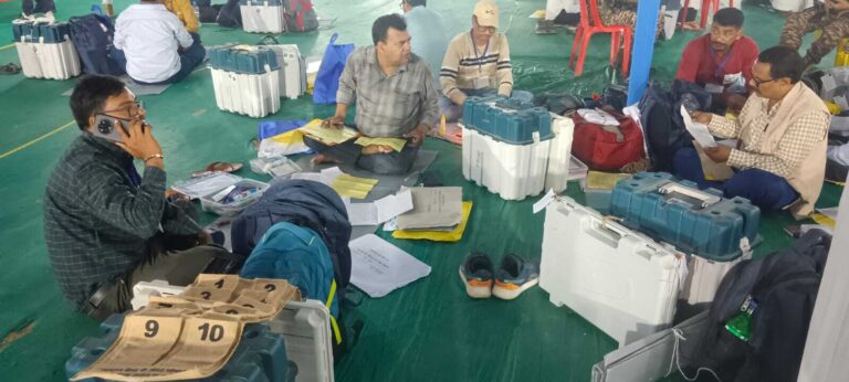 पोल्ड ईवीएम जमा करने का सिलसिला देर रात तक रहा जारी