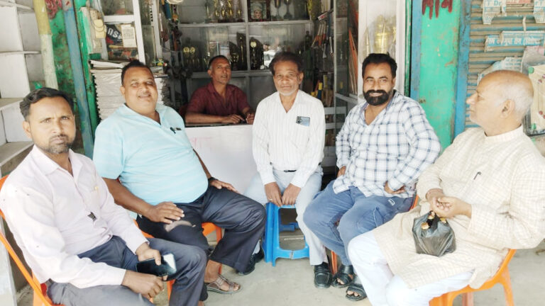 चौराहों पर वोटों की गणित से बन और बिगड़ रही सरकार, चौक-चौराहाें पर होती रही चर्चा, जोड़-घटाव में लगे रहे लोग